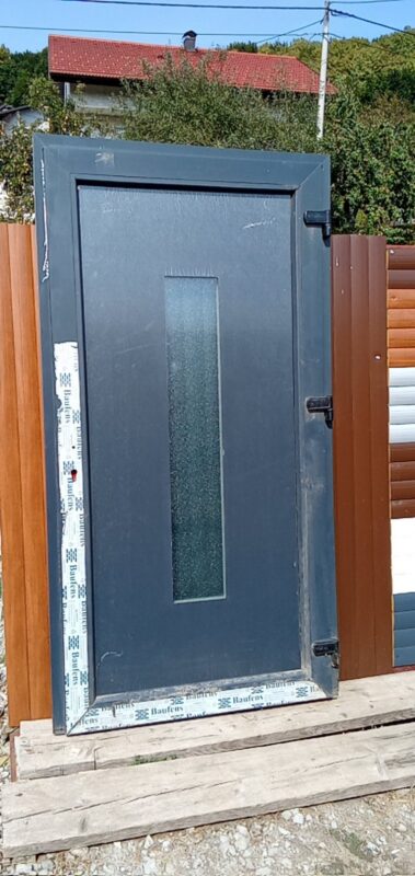 PVC ULAZNA VRATA – 109×210 cm – JEDNOKRILNA – DESNO OTVARANJE
